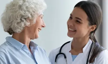 初级保健执业护士与成年女病人微笑