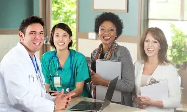 医疗组公共卫生护士在诊所微笑